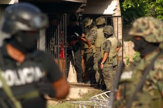 Ataque. Soldados inspeccionan la casa donde fue asesinado el subcoordinador Operativo de la Policía Intermunicipal Veracruz-Boca del Río. 