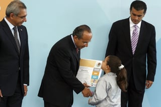 Entrega diplomas. El presidente Felipe Calderón Hinojosa entrega diplomas a los ganadores del concurso de dibujo 'Adiós a las trampas 2009', que organizaron las secretarías de la Función Pública y Educación Pública.