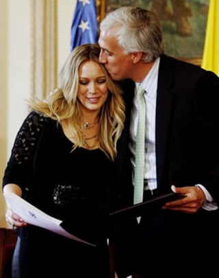 Honor. Hilary Duff fue nombrada embajadora de la juventud bogotana. 