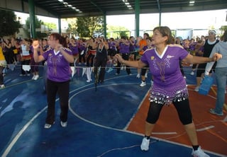 El Club San Isidro presentó ayer la convocatoria de lo que será su segundo Maratón de Baile Femenil 2009, a desarrollarse el domingo 27 de septiembre en sus propias instalaciones. Preparan Maratón de Baile Femenil