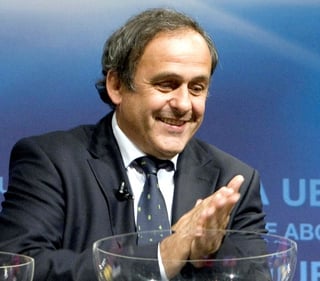 El presidente de la Unión de Asociaciones de Futbol Europeas (Uefa), Michel Platini, se reunió con los miembros del Comité Ejecutivo de la Asociación Europea de Clubes (ECA) para crear una ley que controle los gastos de los equipos.
