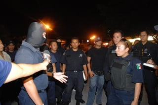 Manifestación. Los policías federales se manifestaron frente a un hotel y anunciaron que sólo van a atender emergencias.  EL SIGLO DE TORREÓN