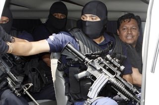Seguridad. Elementos de la Policía Federal trasladan a José Mar Flores Pereira, responsable del secuestro de un avión de Aeroméxico.  EL UNIVERSAL
