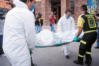 Saldo rojo. Peritos y médicos forenses trasladan a uno de los dos muertos que dejó una balacera en el interior del restaurante bar Redkiu, ubicado al Sur de Monterrey. 