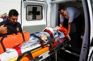 Ataque. La alcaldesa de Tiquicheo, Michoacán, María Santos Gorrostieta, es trasladada a un hospital luego de ser baleada.  