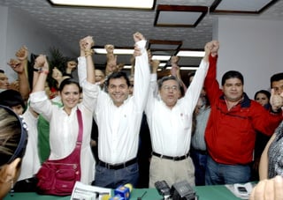 El Partido Revolucionario Institucional (PRI) retuvo la mayoría de los ayuntamientos y recuperó Torreón, Ramos Arizpe y Acuña, los dos primeros gobernados por el Partido Acción Nacional (PAN) y el tercero por la Unidad Democrática de Coahuila (UDC), según el Programa de Resultados Electorales Preliminares (PREP). (El Siglo de Torreón)
