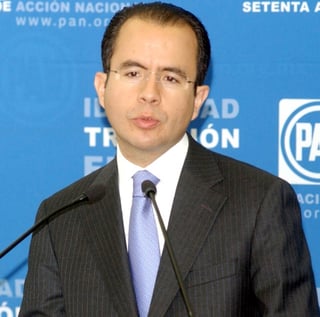 El PRI arremetió contra el líder nacional del PAN, César Nava Vázquez y lo calificó de 'ignorante, perverso, irresponsable e inexperto' al tratar de endilgar a los legisladores del PRI el aumento al Impuesto al Valor Agregado (IVA).