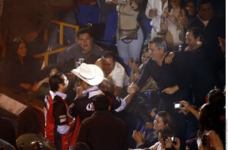Palabra de honor.  Alejandro Fernández (con la playera del Atlas y sombrero), saludó al presidente del Chivas tras hacer la apuesta de caballeros.  AGENCIA REFORMA 