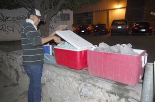 Orgullo y dedicación. Ángel Armando sale cada noche a vender sus burritos afuera de la Deportiva, donde su puesto ya es conocido para varias generaciones. 
