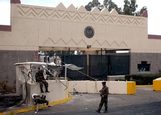 Cierran puertas. Fotografía de archivo de la embajada de Estados Unidos en Yemen, la cual ha sido cerrada ante posibles ataques de Al Qaeda.