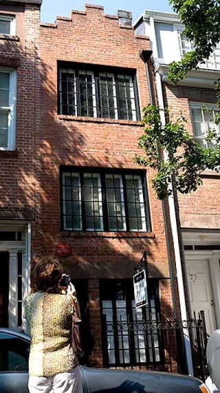 La que se conoce como la casa más estrecha de Nueva York, construida en 1873 y donde pasaron alguna noche famosos de la talla del conocido actor Cary Grant, fue vendida por 2.1 millones de dólares.