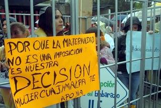 Opinión. Un grupo de mujeres a favor de la despenalización del Aborto, se manifestaron a las puertas del Congreso de la Unión.  ARCHIVO