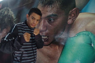 El 'Diamante Lagunero' entrena a conciencia en su gimnasio del Fraccionamiento Senderos, ya que busca la victoria del 2010 ante el hermano del 'Travieso' Arce. (Archivo) 
