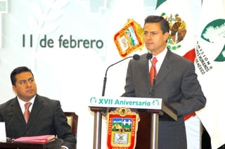 Polémica declaración. El gobernador del Estado de México, Enrique Peña Nieto dio a conocer el martes que se había firmado el acuerdo entre el PAN y el PRI.
