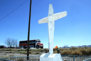 Lugar. La cruz blanca ubicada cerca del entronque al ejido Dolores se instaló donde terminó ubicado el camión maquilero después de ser impactado por el Estrella Blanca. 
