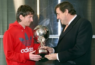 El jugador argentino del Fc. Barcelona Lionel Messi, recoge el trofeo otorgado por la Agencia EFE al mejor jugador iberoamericano de la Liga 2008-2009, de manos del director de deportes de la agencia Javier Muñoz, en un acto celebrado hoy en las instalaciones del club azulgrana. (EFE)