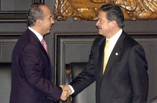 Reacciones. El presidente del Senado, Carlos Navarrete, saluda al presidente Felipe Calderón.  ARCHIVO