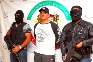 El militar responde al nombre de Ricardo Albino Navarro Acosta, alias 'El Ra', de 38 años de edad, y es originario del Distrito Federal. (El Siglo de Torreón)
