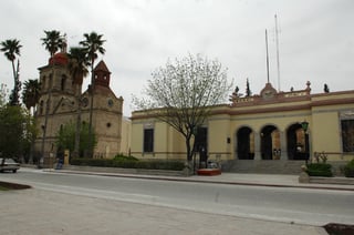 Con historia. La ciudad tiene más de 200 años y tuvo una participación muy activa en la Revolución Mexicana. A la izquierda se observa la parroquia y a la derecha el edificio de la Presidencia Municipal. 