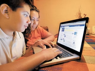 En riesgo. Maki López, de 11 años, estuvo a punto de dar el número de tarjeta de su mamá en un anuncio en redes sociales.  EL UNIVERSAL
