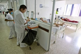 Promedio bajo. En México existen 1.1 médicos y 0.7 camas censables de hospitales por cada mil habitantes, mientras que los promedios de la OCDE son de 3 y 5.1, respectivamente.