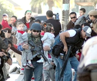 Antecedente. El 17 de enero de 2008, los niños de un kinder en Tijuana tuvieron que ser desalojados ya que se encontraron entre el fuego cruzado de un grupo de hombres armados y elementos de seguridad.  ARCHIVO