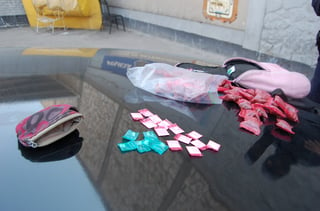 Venta. Cerca de 60 dosis de marihuana, cocaína y piedra tenía en la mochila rosa.  EL SIGLO DE TORREÓN