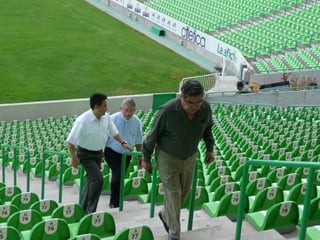 Los sacerdotes Sergio Alberto Aguirre, Víctor Manuel Gómez Hernández y Gerardo Zataráin, hicieron ayer un reconocimiento del Estadio Corona.