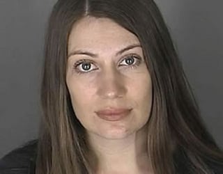 Locura. Aimee L. Sword de 36 años dio a su hijo en adopción, después lo contacta por Facebook y tiene relaciones con él, la descubren y la arrestan.