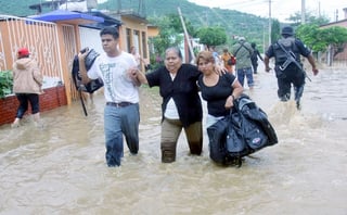 En alerta. La onda tropical 16 amenaza a los habitantes de Oaxaca, Chiapas y Tabasco. 