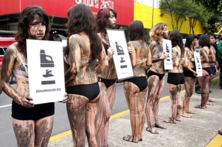 Activistas de la organización Anima Naturalis protestan frente a una estación de servicio, al sur de esta capital, por el derrame de petróleo en el Golfo de México. (El Universal)
