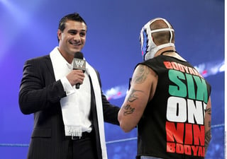 El Hijo del Hércules Potosino, elegantemente vestido. Debuta luchador mexicano en la WWE