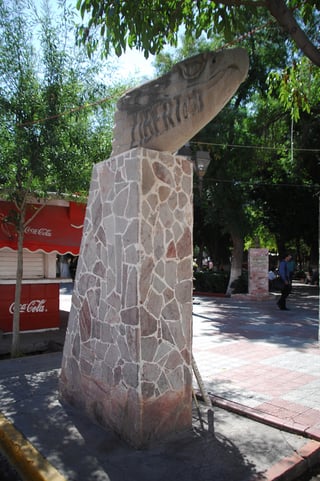 Ruta de Hidalgo. En la Plaza Principal de Lerdo se encuentra una estela conmemorativa del paso de Hidalgo por este municipio.