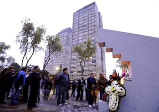 Tristes recuerdos. Familiares de víctimas del sismo de 1985 en la Ciudad de México acudieron a una misa en el edificio de Tlatelolco.  EFE