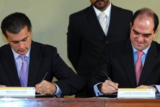 Acuerdo. Alonso Lujambio de la SEP y Daniel Karam del IMS, durante la firma del convenio.