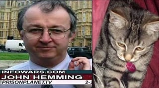 La señora ingresó sin permiso a la casa de “la otra” para robarse a la mascota. El político ha puesto una foto del felino en Internet y ofrece recompensa por su retorno.