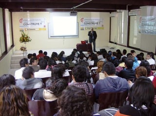 La respuesta. Los estudiantes del CBTis 4 de Lerdo participaron en la conferencia que impartió el fotógrafo lagunero Miguel Espino.