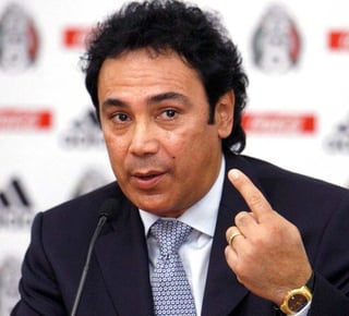El técnico mexicano Hugo Sánchez indicó que intereses de diversos organismos que rodean al futbol mexicano entorpecen el avance de éste y ocasionan que no pueda destacar a nivel continental y mundial.