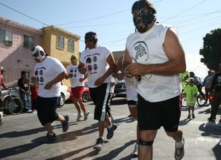 Los gladiadores laguneros bajarán del ring para dar vida a la séptima edición de la Carrera Atlética de los Luchadores    5-K 2010, programada para efectuarse el sábado 18 de diciembre en la ciudad de Gómez Palacio, Durango. 