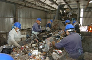 Apoyos. Un total de 600 contenedores nuevos instalará PASA en escuelas para la colocación de basura orgánica e inorgánica.