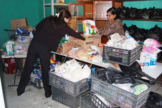Colecta. Voluntarias de Cáritas siguen reuniendo productos de despensa para hacer crecer el banco de alimentos.  EL SIGLO DE TORREÓN / CLAUDIA LANDEROS