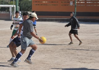 Un cuadrangular de futbol fue parte de los festejos que con motivo del “Día del Árbitro” realizaron los miembros del Colegio de Árbitros de Futbol de La
Laguna. (Fotografía de Ramón Sotomayor)