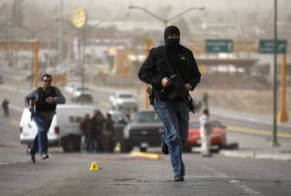 Uno de tantos. El asesinato de una persona en Ciudad Juárez provoca una movilización de policías en una escena que en el último año se repite un promedio de 7 veces al día.  FOTOS CORTESÍA DEL DIARIO DE JUÁREZ