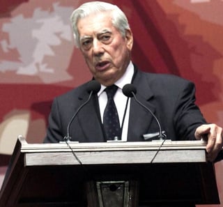 El escritor peruano y premio Nobel de Literatura 2010, Mario Vargas Llosa, recibió de manos del jefe de gobierno capitalino, Marcelo Ebrard, la medalla y el pergamino que lo acredita como Huésped Distinguido en la Ciudad de México.