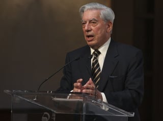 Ganador. El Premio Nobel de Literatura 2010, el peruano Mario Vargas Llosa, galardonado con el premio Alfonso Reyes 2010.