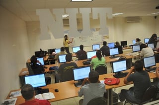 Educación. En el parque industrial Las Américas, los alumnos del NIIT reciben actualmente los cursos de programación con expertos en Tecnologías de Información. 