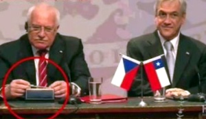 En las imágenes, se ve a Vaclav Klaus aparentemente quedándose con una pluma, durante una conferencia junto a Piñera.