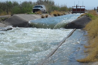 Cuidado. De momento, se mantiene la extracción de agua en las presas, por lo que circula agua por los canales de riego.