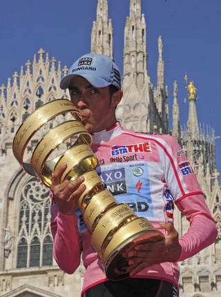 Contador besa el trofeo.