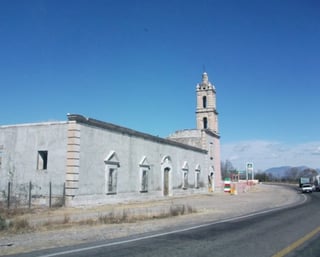 Aspecto de la hacienda “Guatimapé”, en Nuevo Ideal, Durango. Juan Nepomuceno Flores Alcalde la adquirió en 1857, fue propiedad del Segundo Conde de Súchil, quien está sepultado en la capilla. (Estado actual)